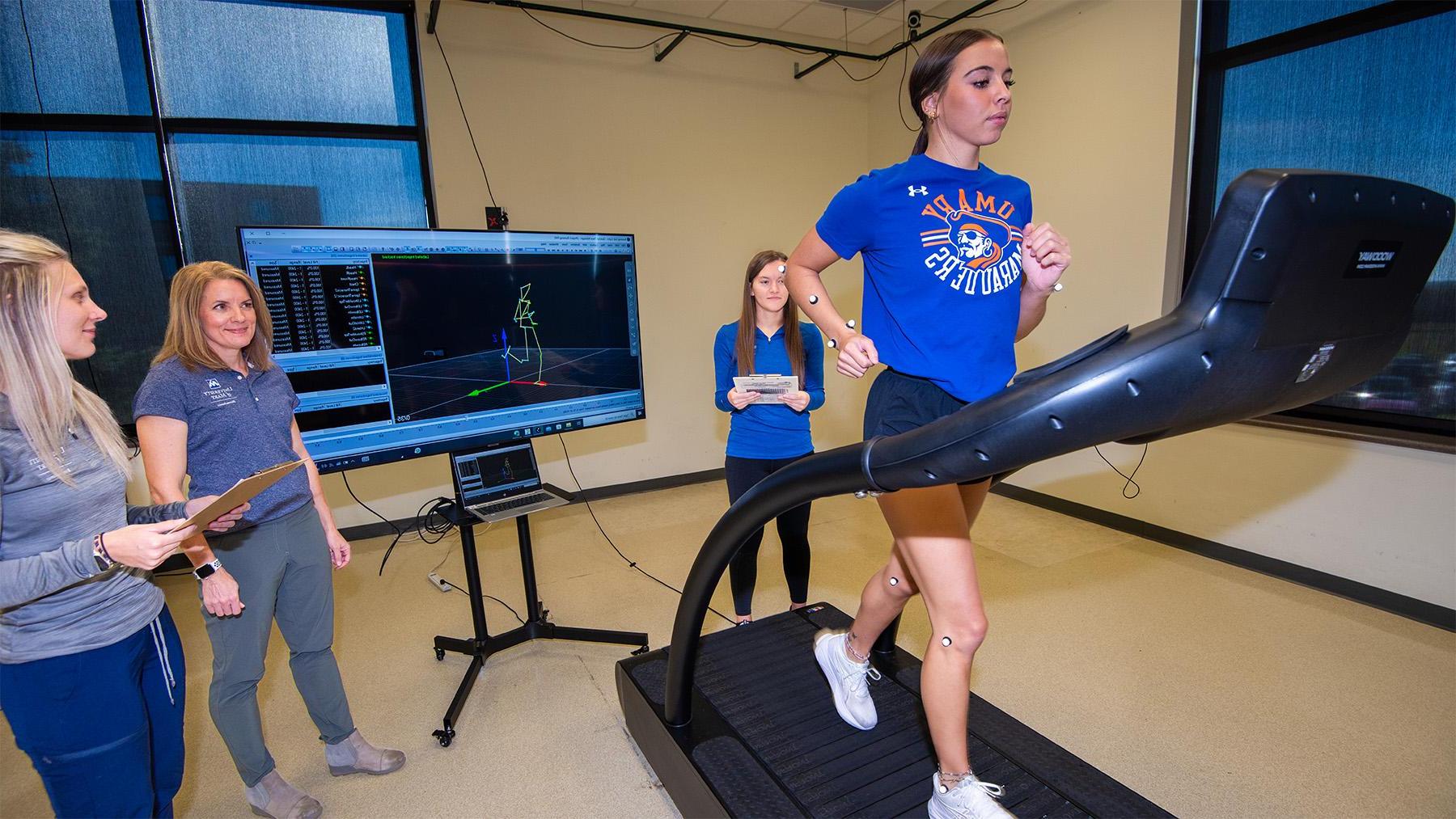 Students in the labs tracking a run