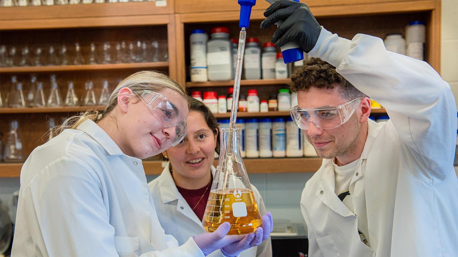 Students working on an experiment in the 化学 Lab.